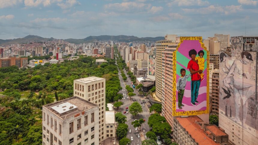 Vista aérea de Belo Horizonte com parque, avenida e edifícios, incluindo murais coloridos de pessoas.