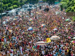 Turistas aproveitam o Carnaval de Belo Horizonte em 2026, que reúne blocos tradicionais e shows de Marina Sena e Pedro Sampaio