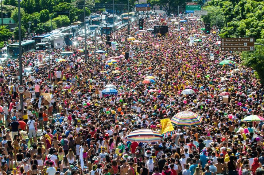 Foliões ocupam as ruas durante o carnaval de Belo Horizonte, que mantém programação de blocos também na Quarta-feira de Cinzas