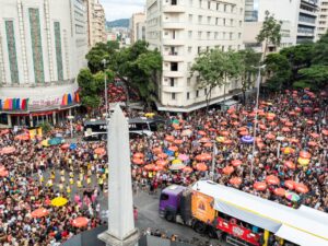 Foliões lotam as ruas no sábado de Carnaval em Belo Horizonte, que recebe dezenas de blocos ao longo do dia