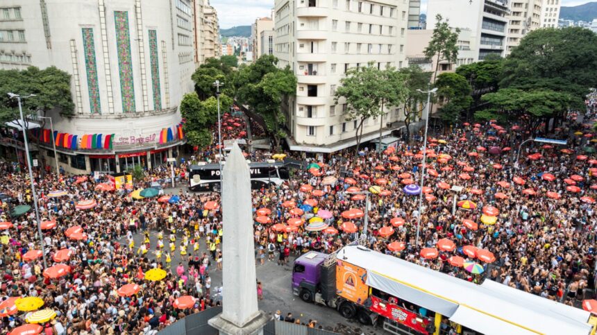 Foliões lotam as ruas no sábado de Carnaval em Belo Horizonte, que recebe dezenas de blocos ao longo do dia
