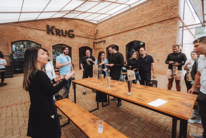 Visitação guiada à fábrica da Krug Bier permite ao público conhecer de perto o processo de produção das cervejas e participar de uma experiência imersiva com degustação