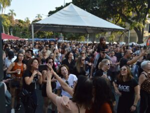 Praça da Assembleia recebe tarde de vinho e rock