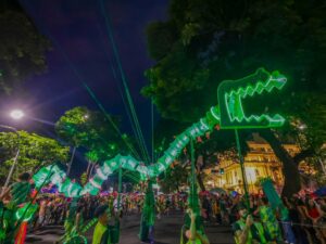 Foliões acompanham cortejo do bloco Chama O Síndico no Carnaval de Belo Horizonte, que mistura música, identidade e ocupação das ruas