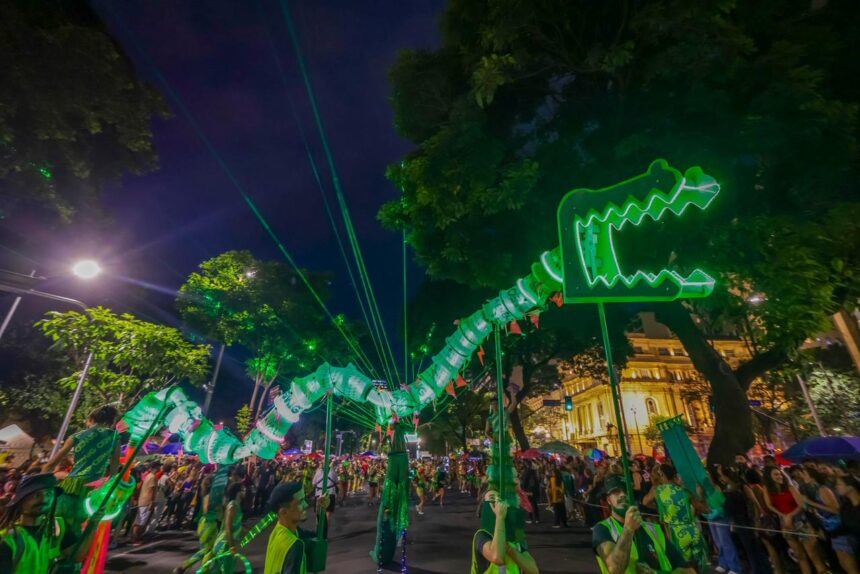 Foliões acompanham cortejo do bloco Chama O Síndico no Carnaval de Belo Horizonte, que mistura música, identidade e ocupação das ruas