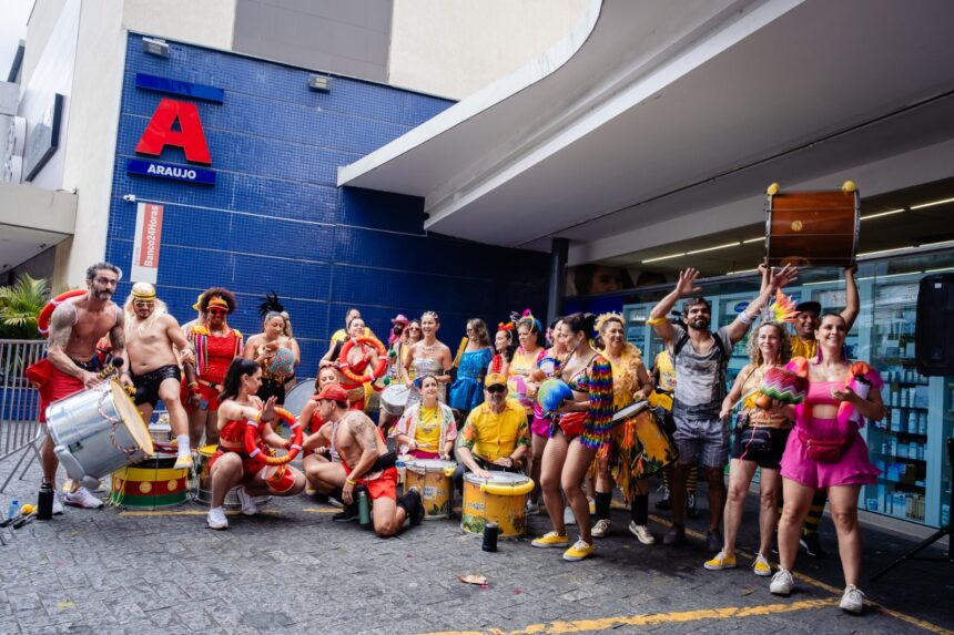 Lojas da Araujo funcionam como pontos de apoio no Carnaval 2026, com hidratação, maquiagem, recarga de celular e o Trenzinho da Folia conectando clientes aos blocos
