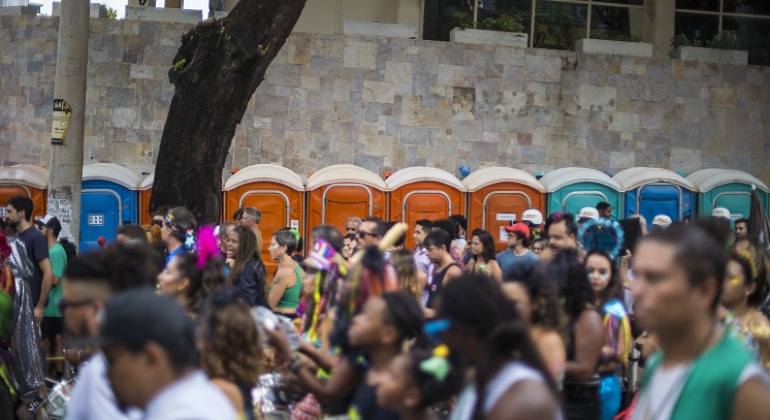 Prefeitura de Belo Horizonte amplia a oferta de banheiros químicos no Carnaval de 2026, com mais pontos fixos e cabines volantes para atender o público durante os dias de folia