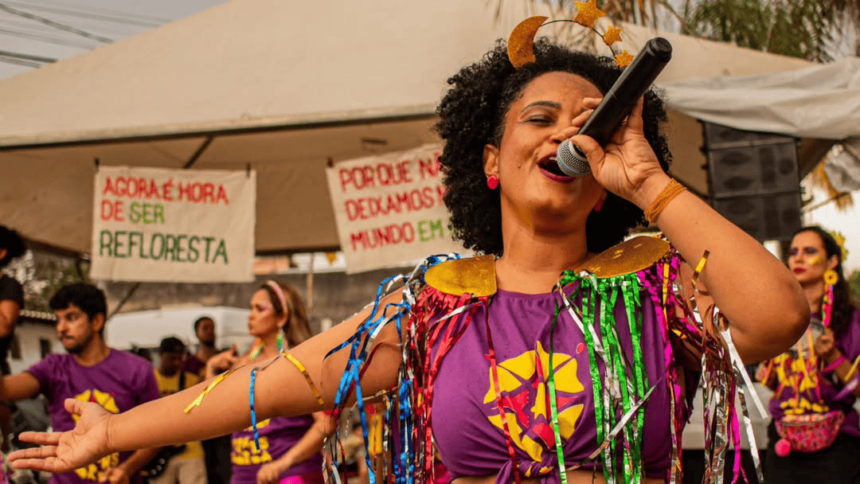 mulher cantando em microfone no Bloco Transborda
