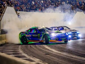 Carros deslizam lado a lado durante batalha do campeonato de drift, que abre a temporada 2026 no Mega Space, em Santa Luzia