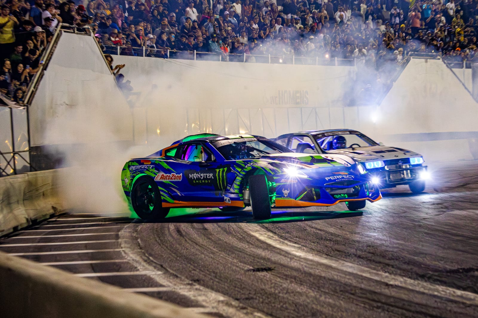 Carros deslizam lado a lado durante batalha do campeonato de drift, que abre a temporada 2026 no Mega Space, em Santa Luzia