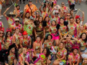 Mais de 80 blocos agitam o domingo de Carnaval
