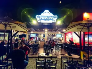 Piratas BBQ combina técnica e brasa em pratos como cupim sous vide e picanha, além de risoto de limão siciliano e coquetelaria autoral com o Jabuticaba Mule