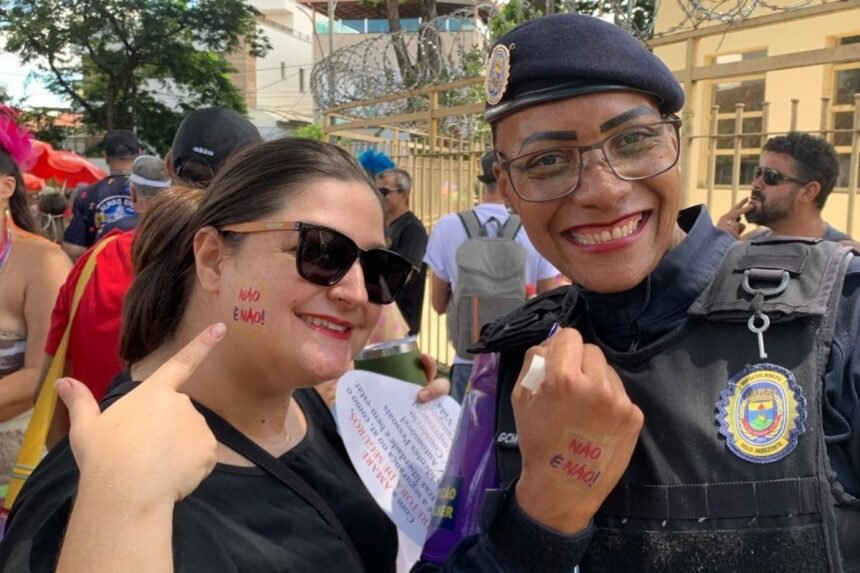 Guardas municipais bilíngues orientam turistas durante o carnaval de BH 2026