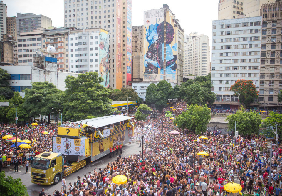 Multidão ocupa as ruas durante o carnaval de BH 2026, que registrou recorde de público e impacto bilionário na economia mineira