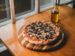 Foliões fazem pausa para comer e beber durante o Carnaval de BH, que reúne blocos de rua e opções gastronômicas espalhadas pela cidade