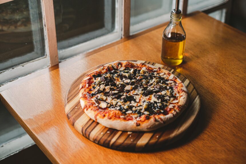 Foliões fazem pausa para comer e beber durante o Carnaval de BH, que reúne blocos de rua e opções gastronômicas espalhadas pela cidade