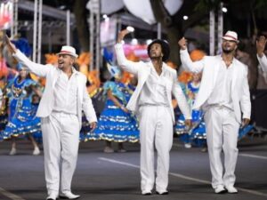 Escolas de samba desfilam na Avenida dos Andradas durante o Carnaval em BH 2026; campeã do Grupo Especial pode receber mais de R$ 116 mil em premiação