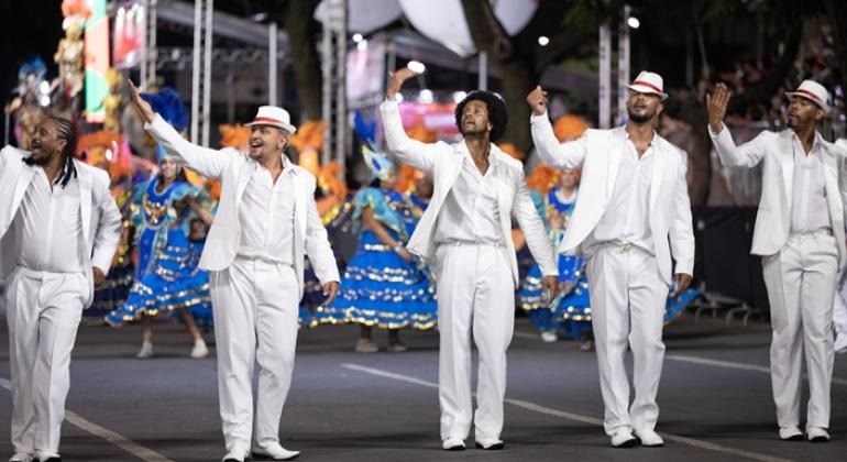 Escolas de samba desfilam na Avenida dos Andradas durante o Carnaval em BH 2026; campeã do Grupo Especial pode receber mais de R$ 116 mil em premiação