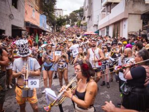 Blocos de rua e programação diversa impulsionam o crescimento do Carnaval, que passou a figurar entre os destinos mais procurados pelos brasileiros para 2026