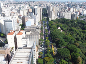Feira Hippie fecha mais cedo neste domingo de folia