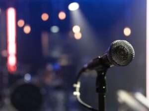 Perto de um microfone em um palco de concerto com bela iluminação.