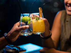 amigos brindando drink