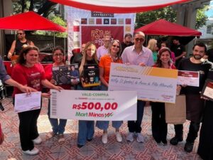 Grupo de pessoas segurando prêmios e cheques simbólicos em evento do Festival do Arroz.