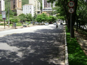 Vista aérea do bairro Bandeirantes em Belo Horizonte, mostrando ruas, áreas verdes e pontos de lazer e cultura