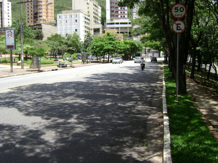 Vista aérea do bairro Bandeirantes em Belo Horizonte, mostrando ruas, áreas verdes e pontos de lazer e cultura