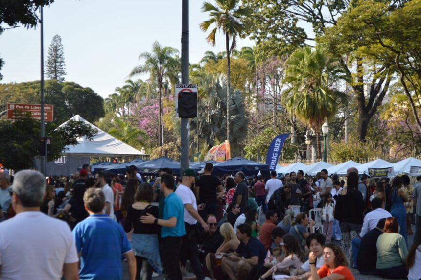 Público se reúne na Praça da Assembleia para celebrar a música, os sabores e a diversidade da cultura latino-americana no Festival Sons & Sabores Latinos