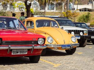 Chevette vermelho e Fusca amarelo expostos lado a lado