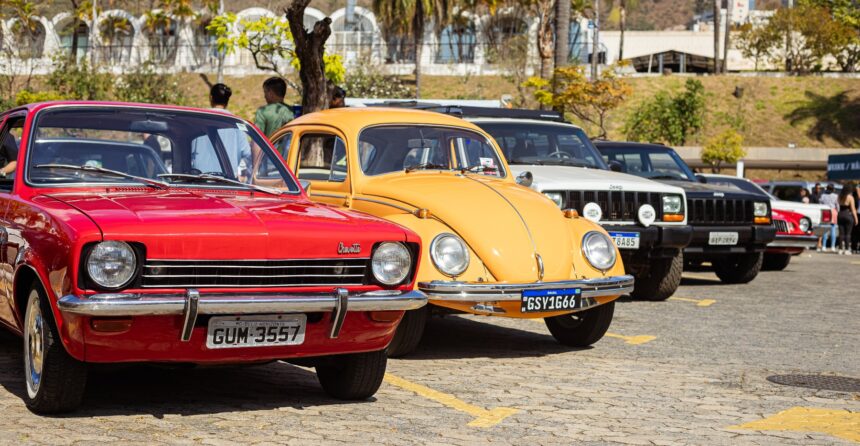 Chevette vermelho e Fusca amarelo expostos lado a lado