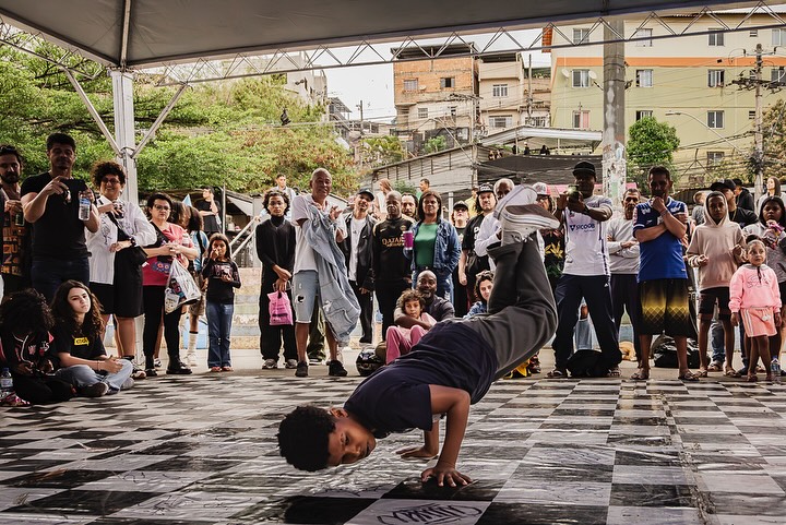 Criança dançando break