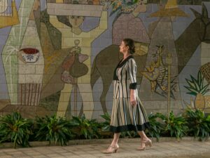 Cena do documentário “O Silêncio de Eva”, dirigido por Elza Cataldo, que reconstrói de forma poética a trajetória da atriz Eva Nil, com atuações de Inês Peixoto e Bárbara Luz