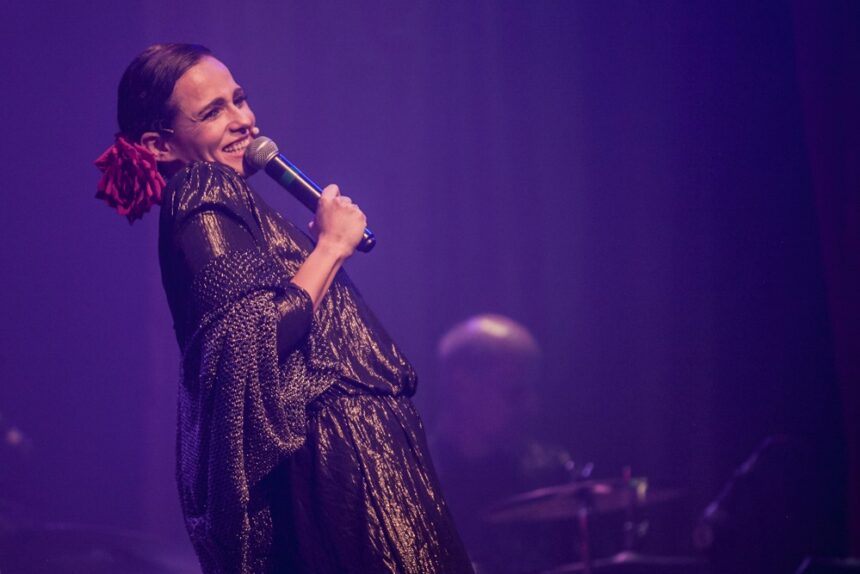 “Mulher que Canta Mulher” leva repertório feminino ao palco