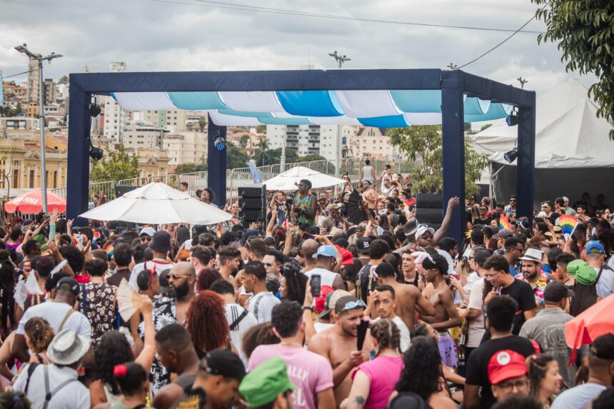 Rua do Samba em BH realiza 12 horas de roda no Santa Tereza