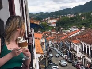 gringa prova pratos típicos de Minas durante visita a Belo Horizonte e Ouro Preto