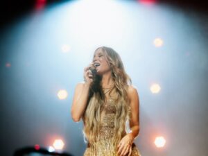 Claudia Leitte se apresenta no palco durante a turnê “Intemporal”