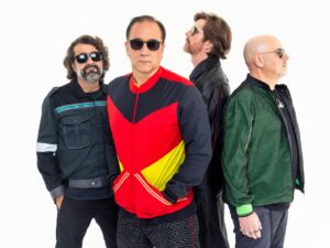 Os quatro integrantes do Biquini Cavadão em foto oficial da turnê que celebra 40 anos de carreira