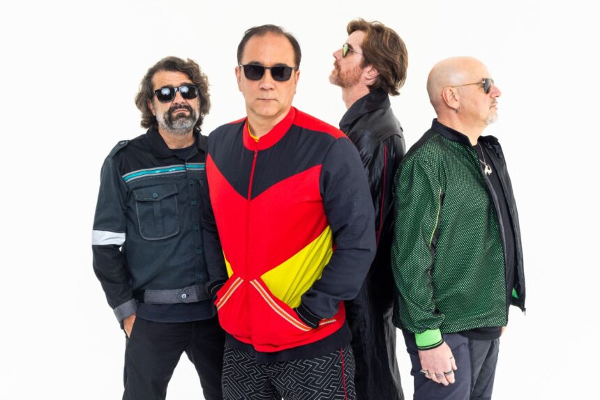 Os quatro integrantes do Biquini Cavadão em foto oficial da turnê que celebra 40 anos de carreira