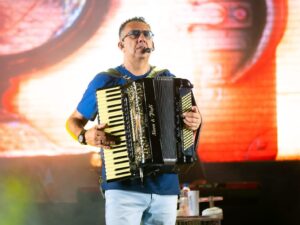 homem tocando sanfona e cantando