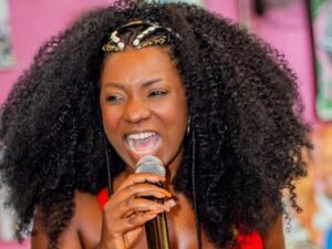 Adriana Araújo, a potente voz que marcou o samba de Belo Horizonte, deixou um legado inesquecível na cena cultural mineira