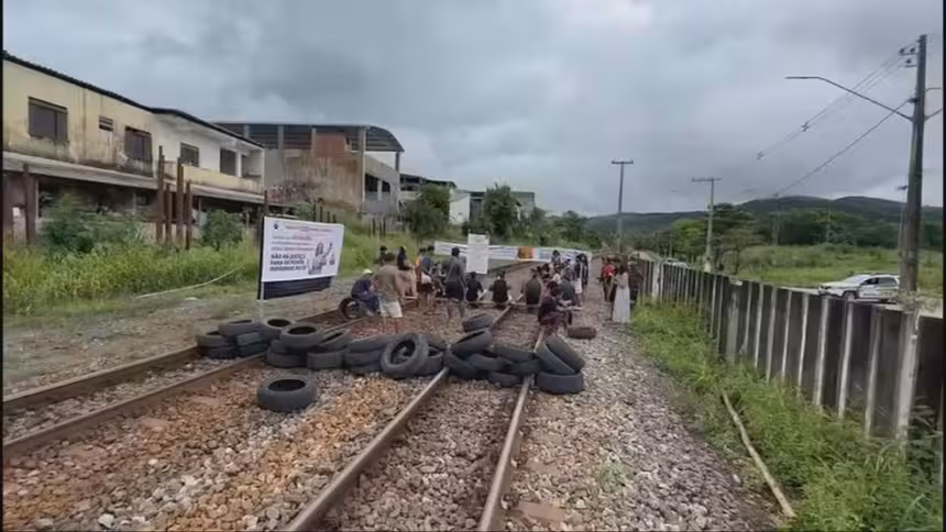 Trem Vitória-Minas segue parado após protesto indígena
