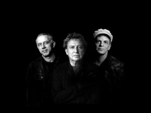 Andy Summers, João Barone e Rodrigo Santos sobem ao palco com a Call The Police Tour 2026, espetáculo que celebra dez anos do projeto com clássicos do The Police