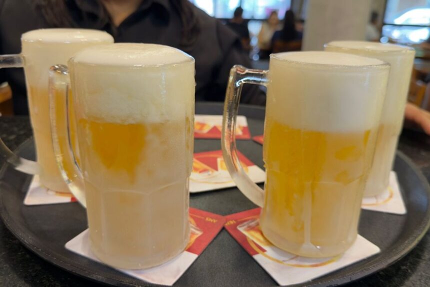 Deu meio-dia, o sino toca e o chopp é por conta da casa