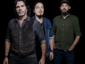 Integrantes da banda Scarcéus durante apresentação; grupo celebra 25 anos de carreira no Festival Woodstock Beagá em Belo Horizonte