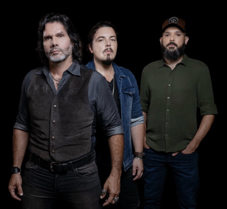 Integrantes da banda Scarcéus durante apresentação; grupo celebra 25 anos de carreira no Festival Woodstock Beagá em Belo Horizonte