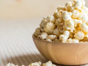 A pipoca tem origem milenar, com indícios de que surgiu nas Américas (Peru e América do Norte) há mais de mil anos