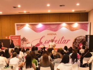 Público acompanha aulas e concursos no Confeitar Brasil 2026, evento que reúne 15 mil pessoas e destaca o protagonismo feminino na confeitaria e no empreendedorismo criativo.