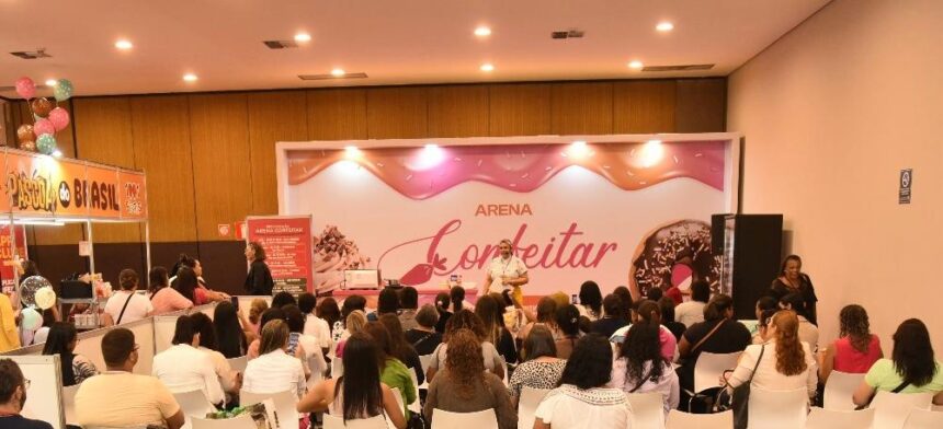 Público acompanha aulas e concursos no Confeitar Brasil 2026, evento que reúne 15 mil pessoas e destaca o protagonismo feminino na confeitaria e no empreendedorismo criativo.